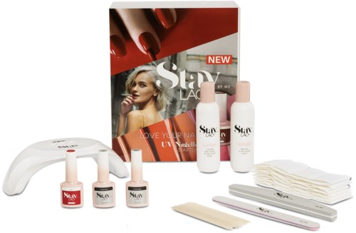 Nagellackflaschen, Werkzeuge und ein Heft für Nagelpflege und Design. Eine Frau mit roten Nägeln ist auf dem Cover.