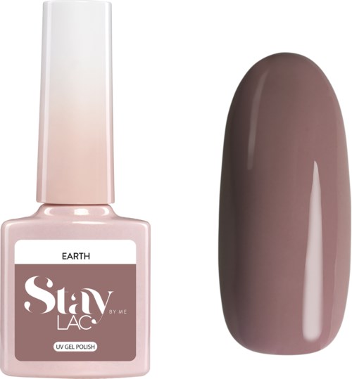 Kevyt vaaleanpunainen kynsilakkapullo, jossa lukee "Stay LAC BY ME EARTH UV GEL POLISH" ja vieressä maalattu keinonailu.