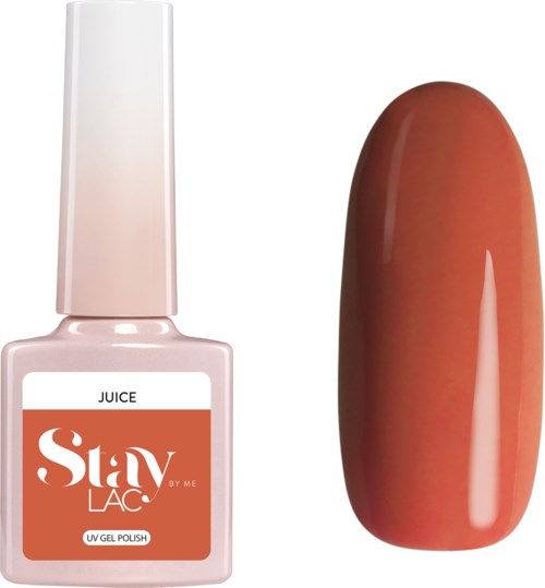 En flaska nagellack märkt 'Stay Lac by Me' och en målad konstnagel. Nagellacksfärgen är rostorange.