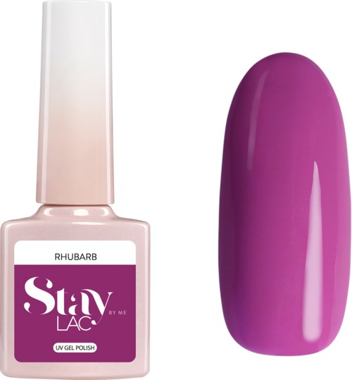 Een lichte roze fles gelnagellak met label RhinoLac Stay by Me, met een nagelmonster in paars met glanzende nagellak.