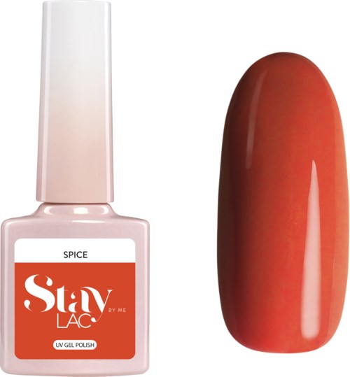 En flaska nagellack bredvid en polerad, rödbrun nagel. Etiketten säger 'Stay Lac' och 'UV Gel Polish.'