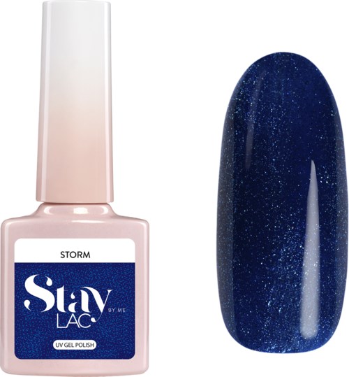 Ljusrosa flaska med nagellack märkt 'Storm' med ett mörkblått, glittrigt nagelprov.