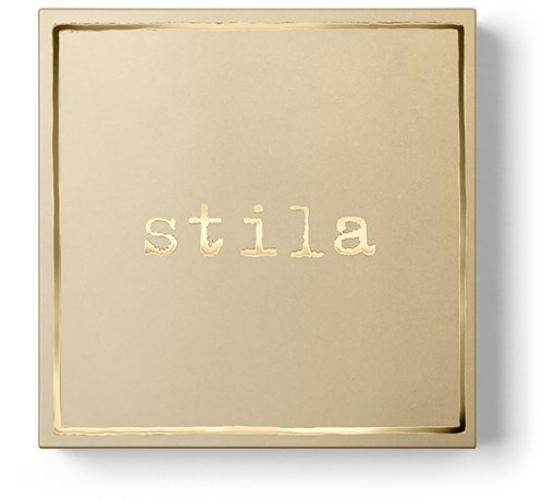 En beige firkantet boks med ordet "stila" preget i midten. Enkel og ren design.