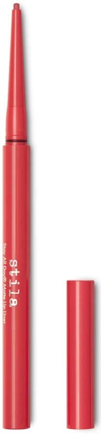 En röd eyeliner pen med lock, står bredvid sin borttagna lock mot en vit bakgrund.
