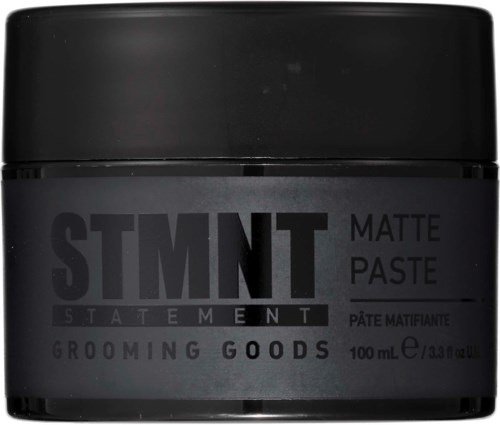 Et sort krukke med tekst: "STMNT MATTE PASTE" og "GROOMING GOODS."