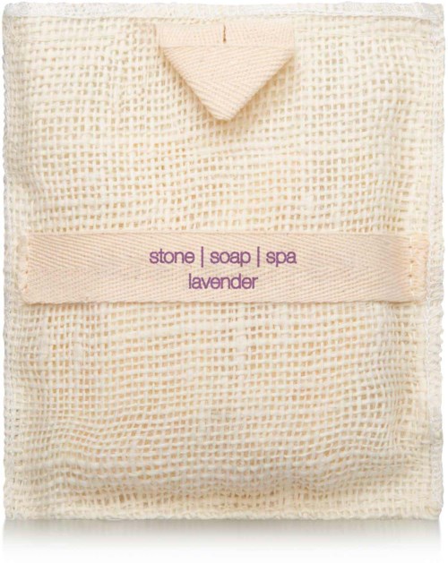En fluffig, beige tvålpåse med en etikett som säger sten, tvål, spa och lavendel.