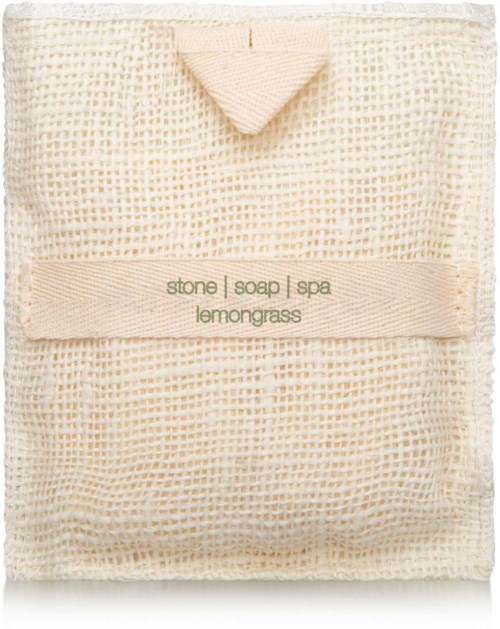 En beige, texturerad tygpåse med en etikett som säger sten, tvål, spa, citrongräs.
