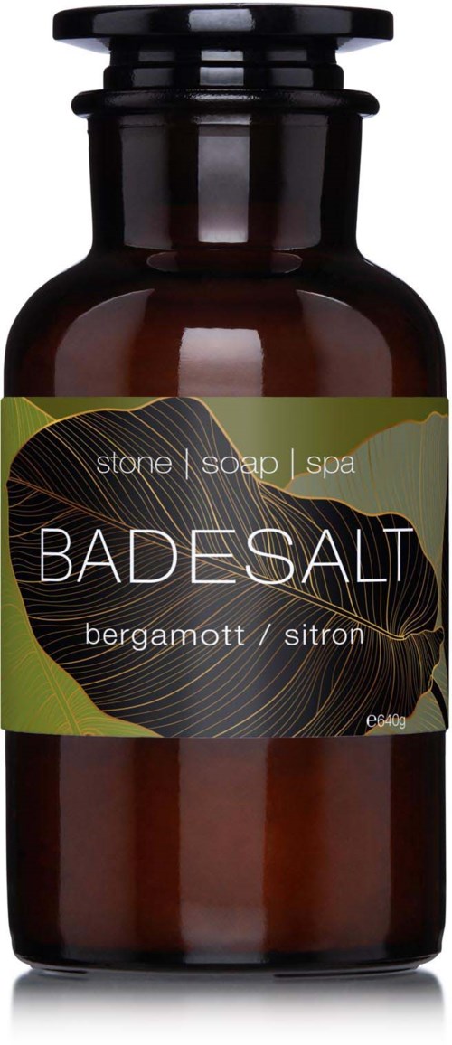 En brun flaske mærket Badesalt med duft af bergamot og citron, brugt til sten, soap eller spa.