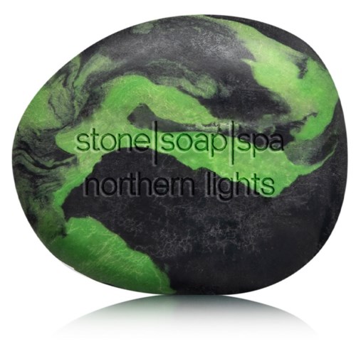 Pyöreä saippua, jossa on vihreitä ja mustia marmorointeja, teksti "stone | soap | spa northern lights".