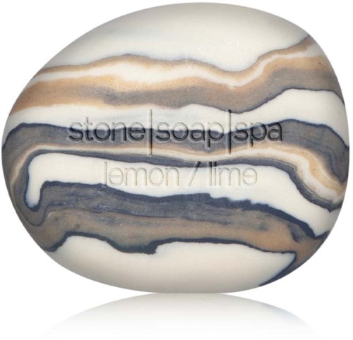 Rund sæbe med marmorlignende beige, grå og hvide strøg og tekst: "stone soap spa lemon/lime."