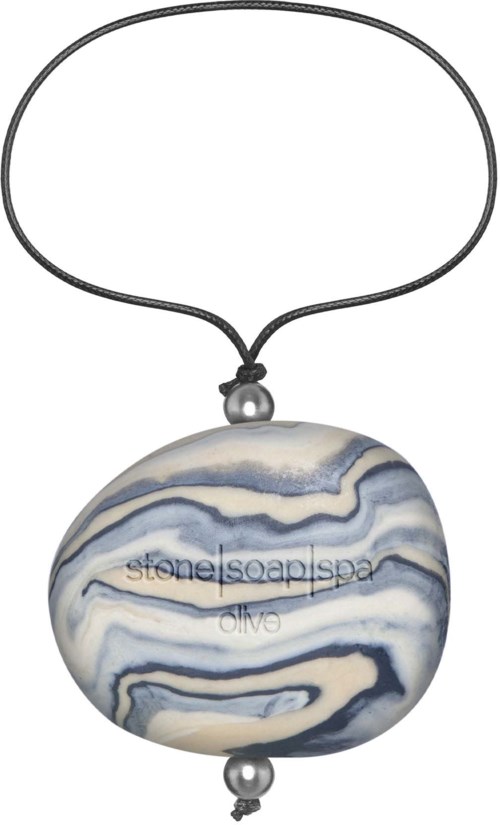 Et vedheng med en marmorlignende blå og hvit stein, med ordene "stone|soap|spa" og "olive" på.