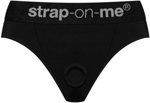 Schwarze Unterwäsche mit Aufdruck 'strap-on-me'. Unten in der Mitte ist ein Ring.