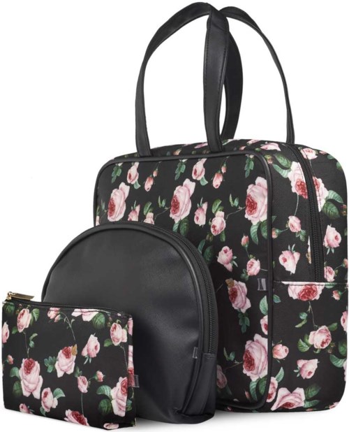 En väskryggsäck och kompletterande penningpung, båda med rosa blommor på svart bakgrund. Ryggsäcken har handtag och blixtlås.