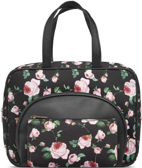 En svart väska med rosa och vita rosor, två handtag och flera fickor med blixtlås.
