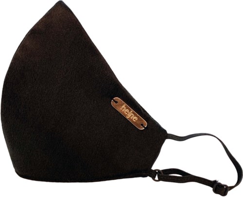 En svart ansiktsmaske med en liten kobberfarget merkelapp som sier "heje" og en stropp for å ha den på.