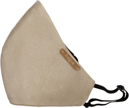 En beige ansiktsmask med svarta band och en liten metallskylt, utformad för att täcka näsa och mun.