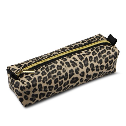 En rektangulær pultveske med leopardmønster og gullfarget glidelås. Svart stoff på endene og glidelåsen.