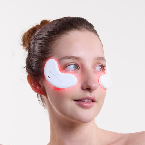 Eine Frau trägt Lichttherapiekopfmasken mit rotem Licht um die Wangen und Augen.