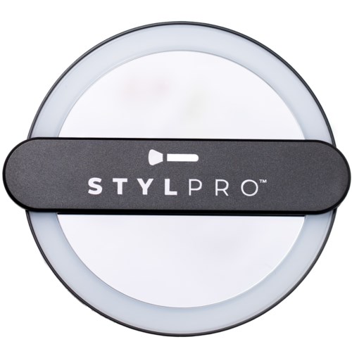 En cirkulær ringlampe med sort bånd med teksten 'STYLPRO' til makeup eller fotografering.