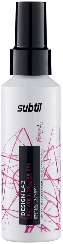 Valkoinen spryyttipullo mustalla kannella ja pinkeillä viivoilla, merkitty Subtil Design Lab, käytetään hiusten muotoiluun.