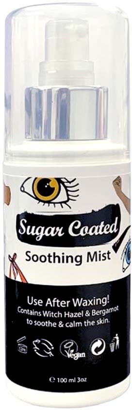 Biała butelka z rozpylaczem oznaczona 'Sugar Coated Soothing Mist' z okiem i składnikami łagodzącymi, do użycia po woskowaniu.