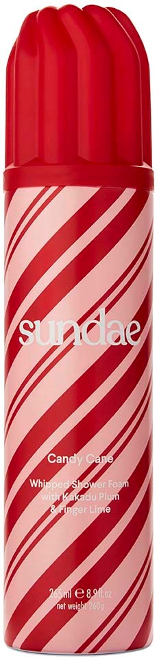Een rood-wit gestreepte spuitbus met een rode dop, gelabeld 'sundae' en 'Candy Cane'-geur.