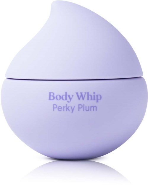 En lila behållare med rund form. Den har ett lock och texten 'Body Whip Perky Plum.'
