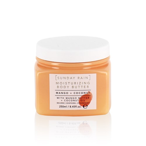 En krukke med kroppslotion merket 'Sunday Rain' med duft av mango og kokos, inneholder 250 ml fuktighetskrem.