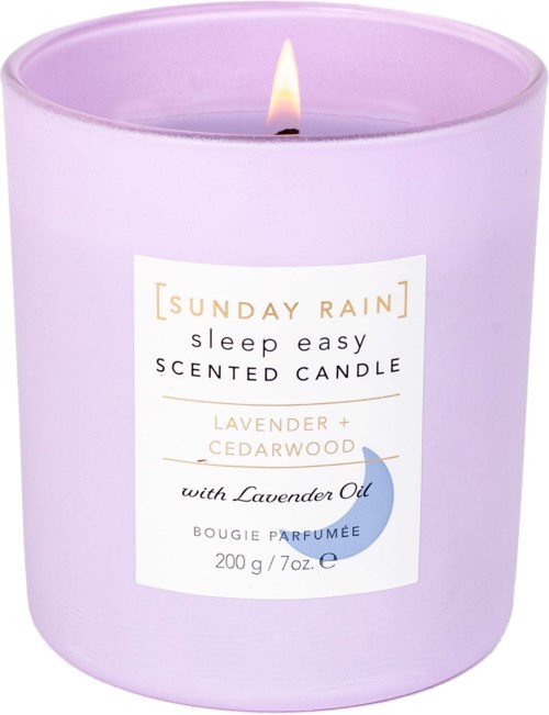 Lilla duftlys med lavendel og cedertræ, tændt flamme.
