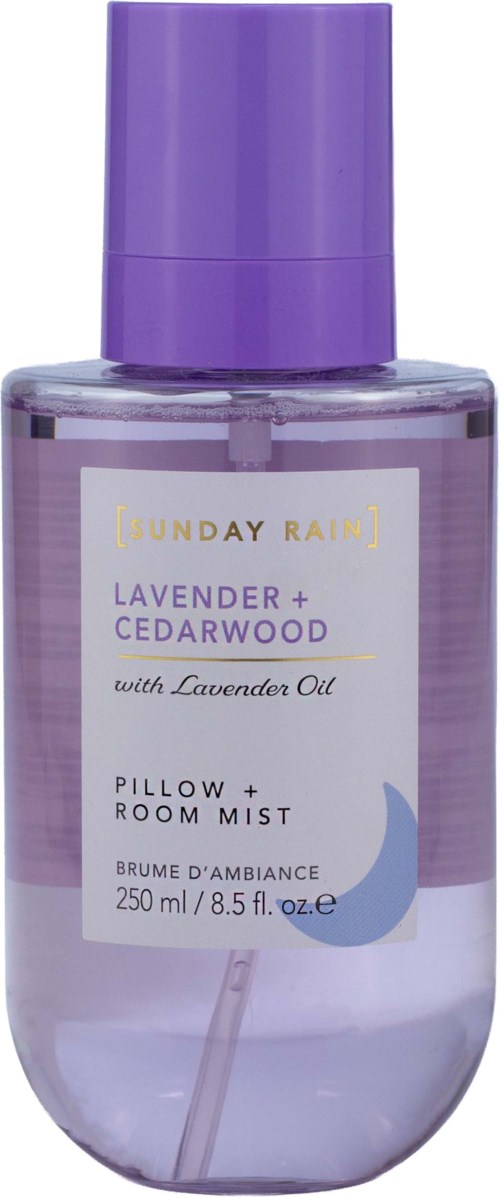 Lavendel- och cederträ kudde och rumsspray flaska med lila lock och klart vätska inuti.