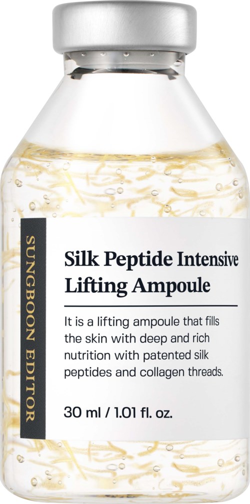 En liten flaska märkt 'Silk Peptide Intensive Lifting Ampoule' fylld med klart, lätt gulaktigt vätska. Etiketten är vit med svart och guldtext.