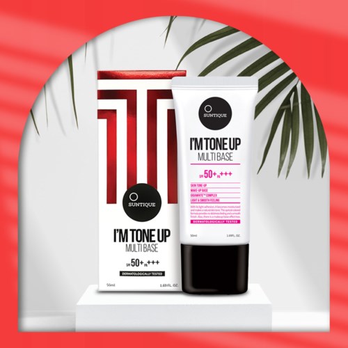 En tub och box av Suntiqué's I'm Tone Up Multi Base solskydd, lämplig för över 50 hud, på en plattform med palmblad.