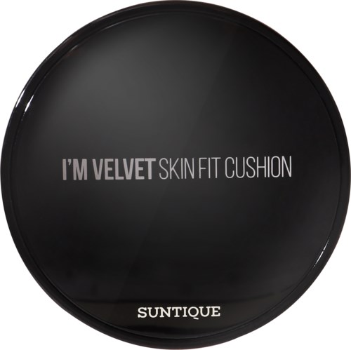 Sølvfarget rund kompakt med teksten "I'M VELVET SKIN FIT CUSHION" og merkets navn "SUNTIQUE" på.