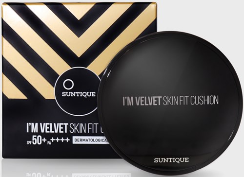 Svart kompaktspekepanne med teksten: "I'M VELVET SKIN FIT CUSHION" og en eske med svart og kremfarget mønster.