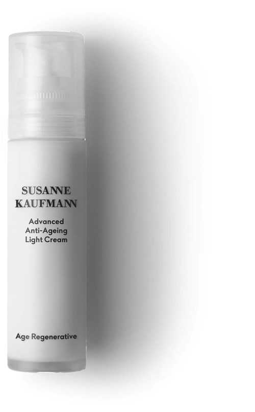 En hvit flaske med svart tekst som viser et hudpleieprodukt kalt Susanne Kaufmann Anti-Aging Light Cream.