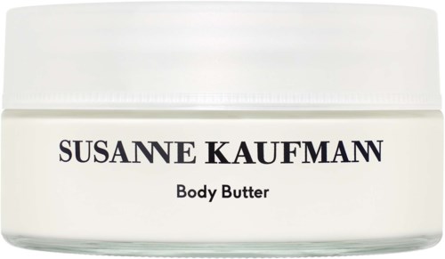 En vit burk märkt Susanne Kaufman Body Butter, enkel och elegant design.