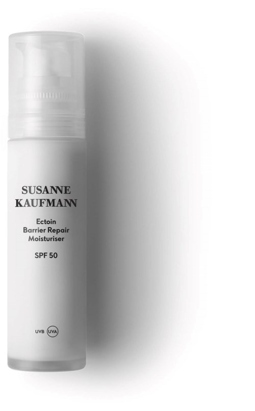 En hvit flaske merket 'Susanne Kaufmann Ectoin Barrier Repair Moisturiser SPF 50' for hudpleie, med pumpe.