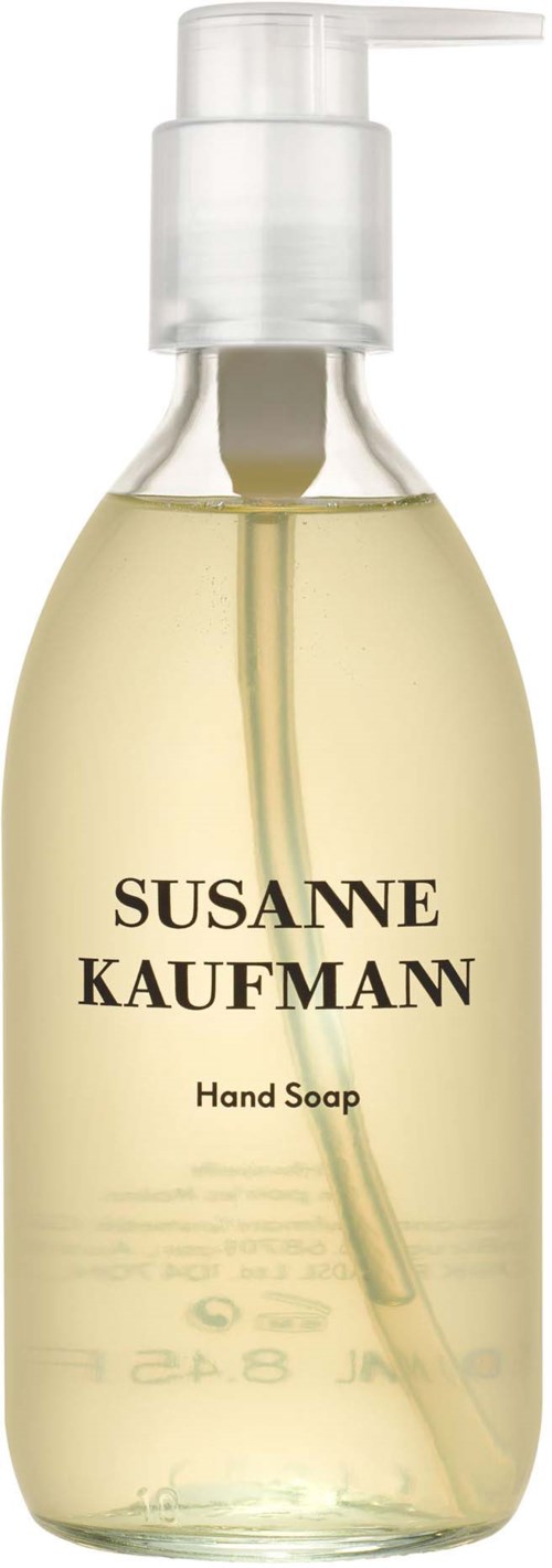 En transparent plastflaska med pump, märkt 'SUSANE KAUMANN Hand Soap'.