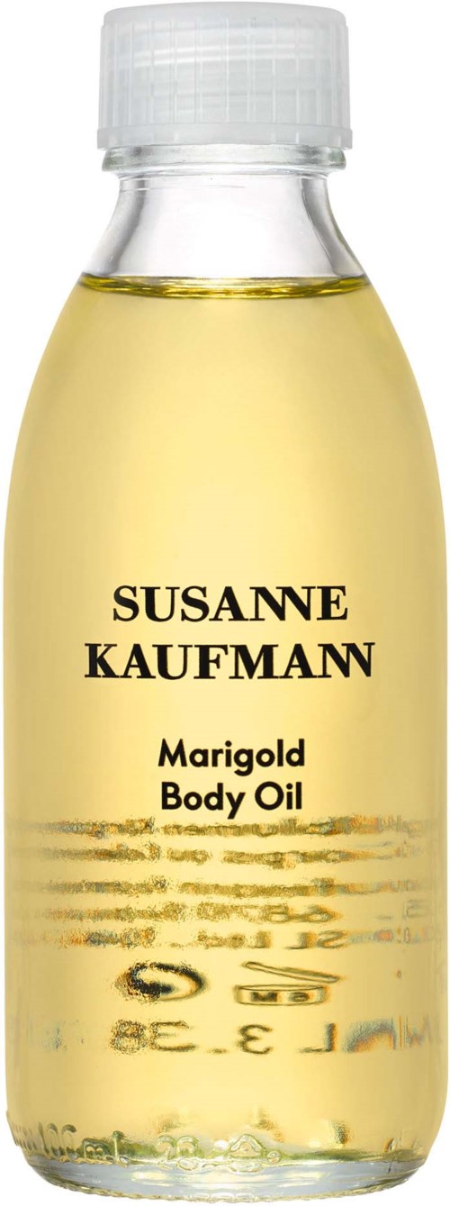 En klar plastflaska med gult olja inuti, märkt "Susanne Kaufmann Marigold Body Oil," med en vit lock.