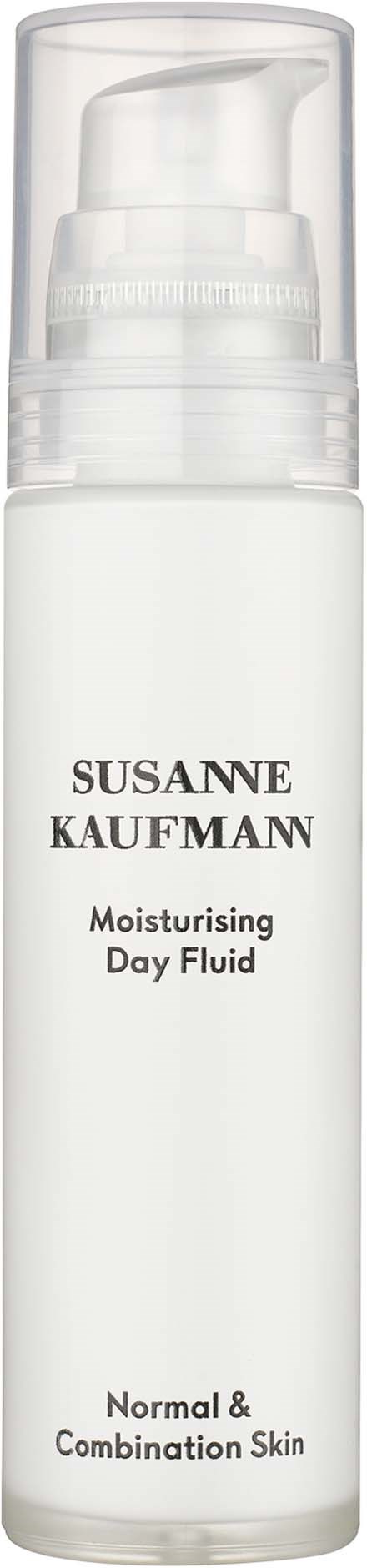 En vit flaska med pump, märkt Susanne Kaufman Moisturising Day Fluid för normal och kombinationshud.