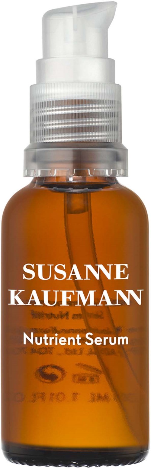 En liten brun flaska med vitt pumpmärkt 'Susanne Kaufmann Nutrient Serum'.