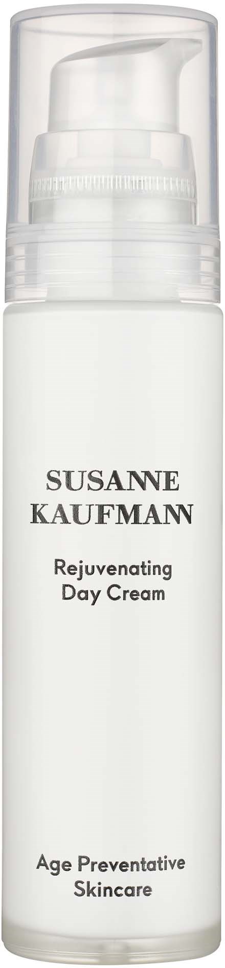 Valkoinen pullo pumppulla, etiketti Susanne Kaufmann Rejuvenating Day Cream ikääntymistä ehkäisevää hoitoa varten.