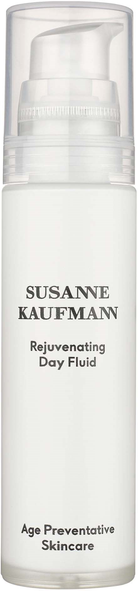 Valkoinen pumppupullo, jossa lukee Susanne Kaufmann Rejuvenating Day Fluid, ikää ehkäisevä ihonhoito.