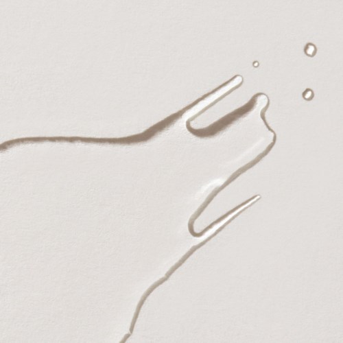 En illustration av en hand med några droppar eller stänk i närheten.