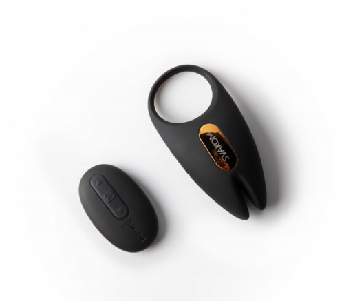 En sort fjernbetjening og en sort Bluetooth-sporingsenhed med et orange batteri er vist på hvid baggrund.