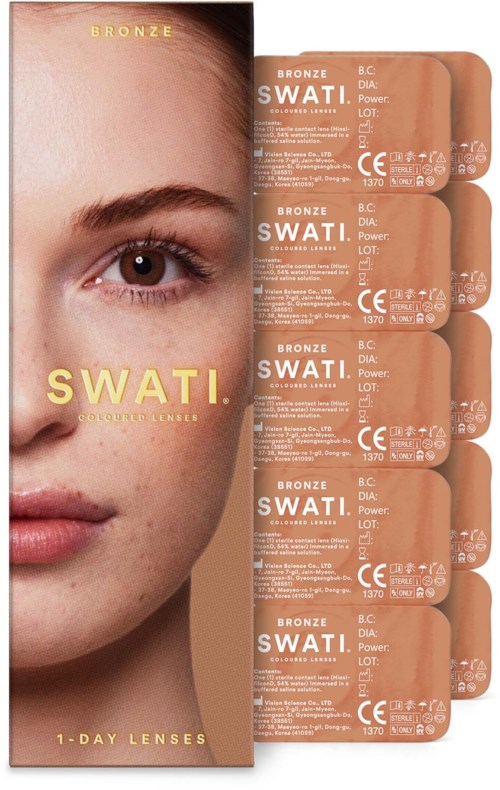 Eine junge Frau mit klarer Haut und einem braunen Auge. Fünf Kontaktlinsenverpackungen mit 'Bronze SWATI'.