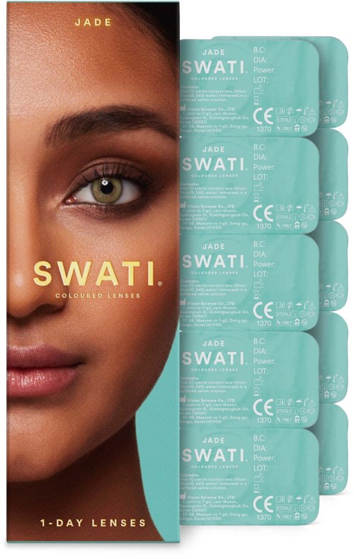 Close-up van het gezicht van een vrouw met groene oog, naast turquoise verpakking voor SWATI gekleurde contactlenzen.