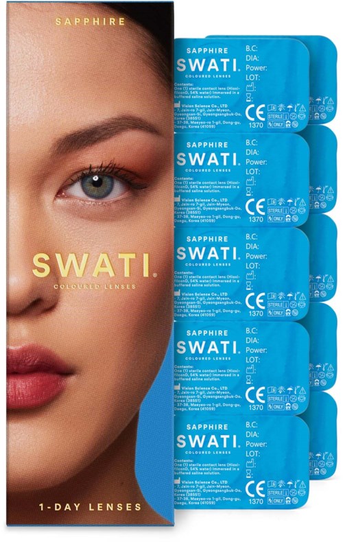 Die Packung zeigt das Gesicht einer Frau und mehrere blaue Kontaktlinsenverpackungen mit der Aufschrift 'Sapphire Swati'.