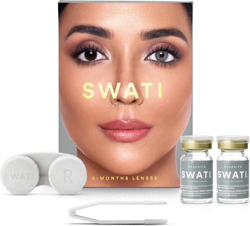 Een schoonheidsdoos met contactlenzen, oogdruppels en een foto van een vrouw op de cover.