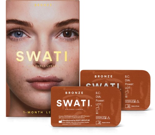 Verpakking met meisjesgezicht, twee bruine contactlenzen, tekst over 1-maand gebruik, merk SWATI, en details op de verpakking.